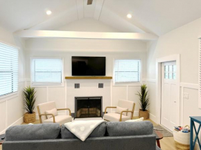 Family Spacious Mid-Century Oasis
